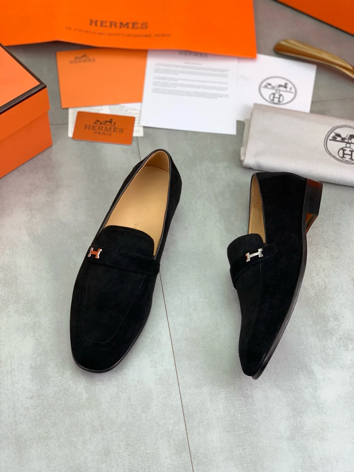 Factory price P960 💰Top version 💎💎💎 Original leather outsole Brand: Hermès (Hermès) Standard code: Men's size 39-44 (38, 45 can be customized) Grade: Same as the official website Original quality materials: Original soft calfskin Water-dyed cowhide lining Original Italian leather outsole Style categories: Men's fashion Formal casual leather shoes Slip-on men's shoes series Young fashion European and American trends, British style, colors: multiple options, counter packaging